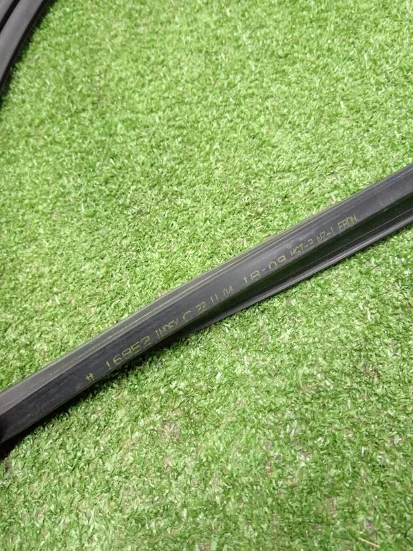 Уплотнитель стекла двери