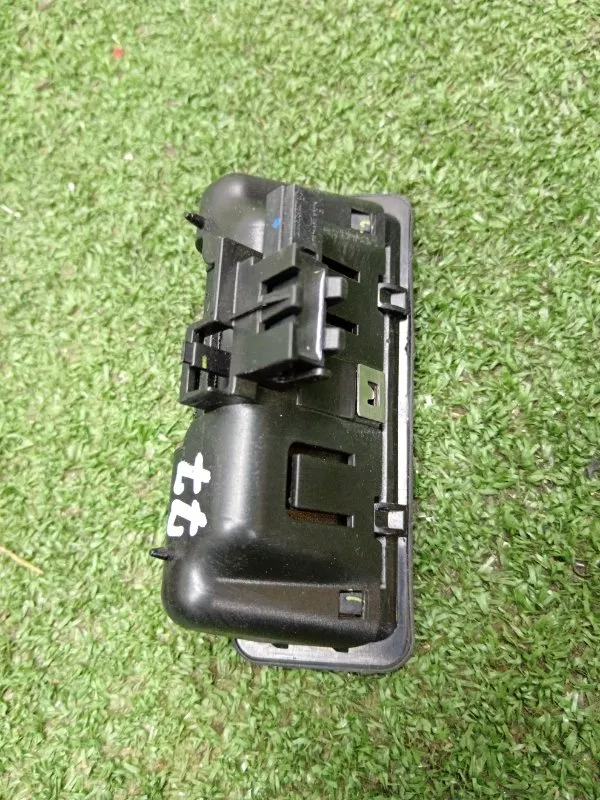 Кнопка открывания багажника