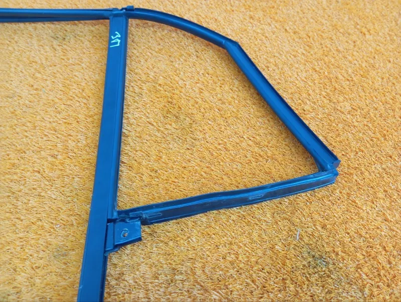 Уплотнитель стекла двери