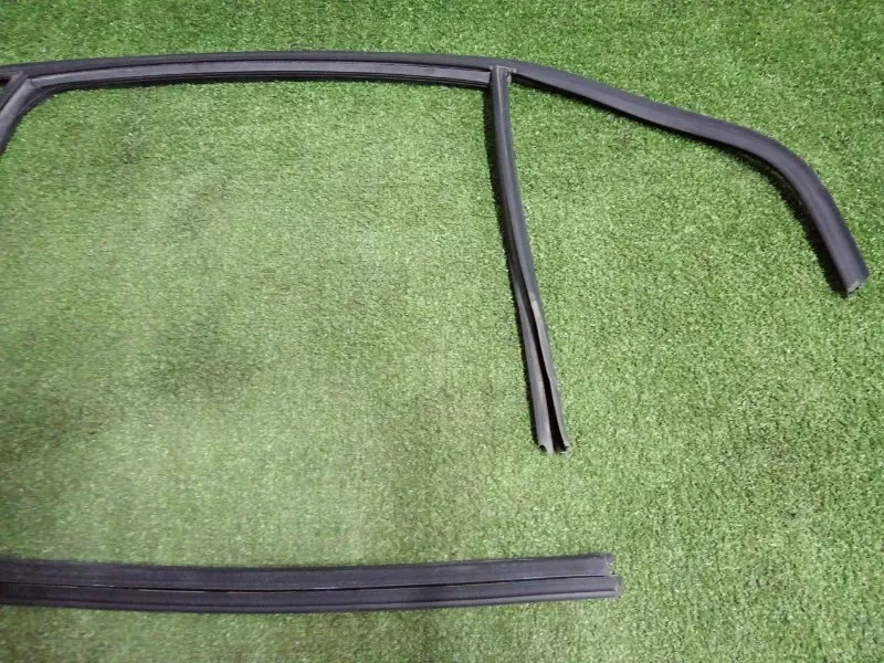 Уплотнитель стекла двери