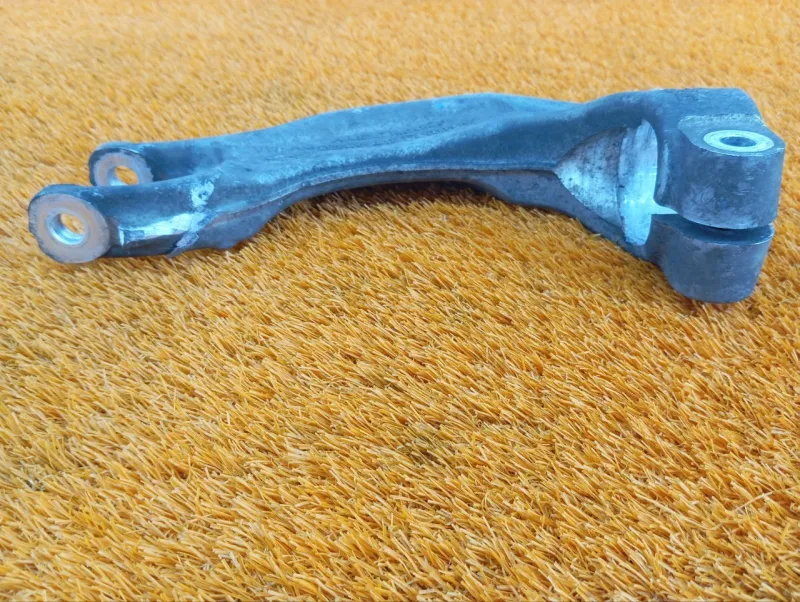 Крепление амортизатора