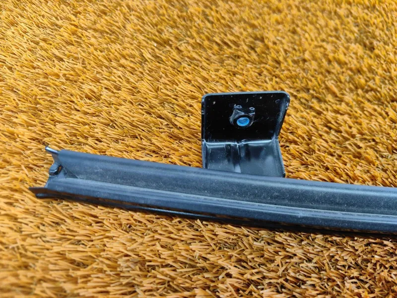 Направляющая стекла двери