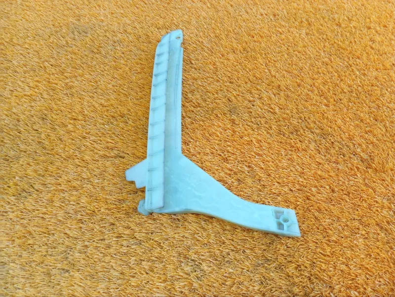 Направляющая стекла двери