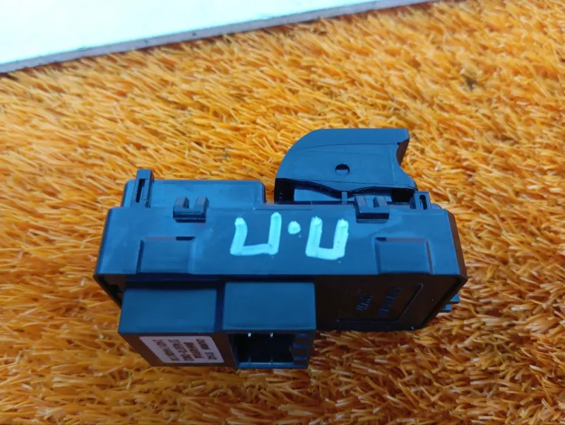 Кнопка стеклоподъемника