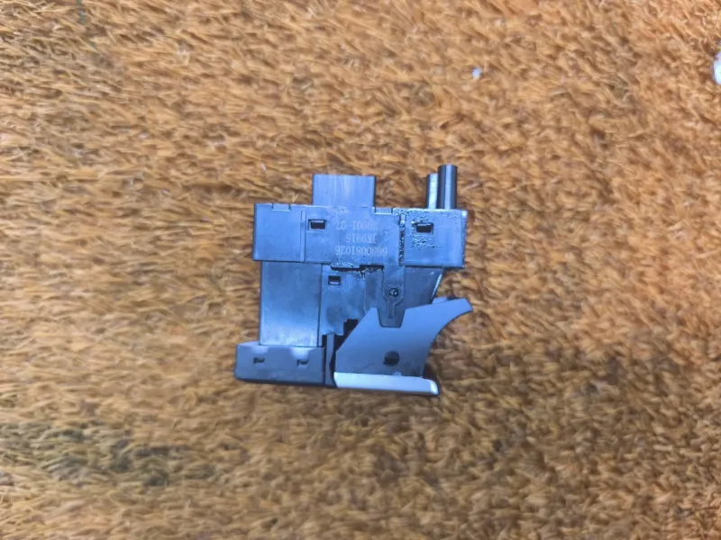 Кнопка стояночного тормоза