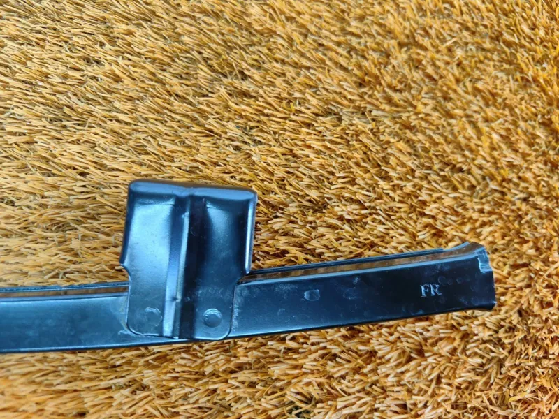 Направляющая стекла двери