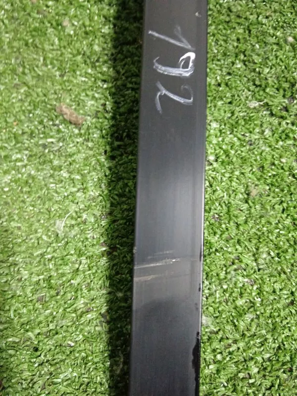 Направляющая стекла двери