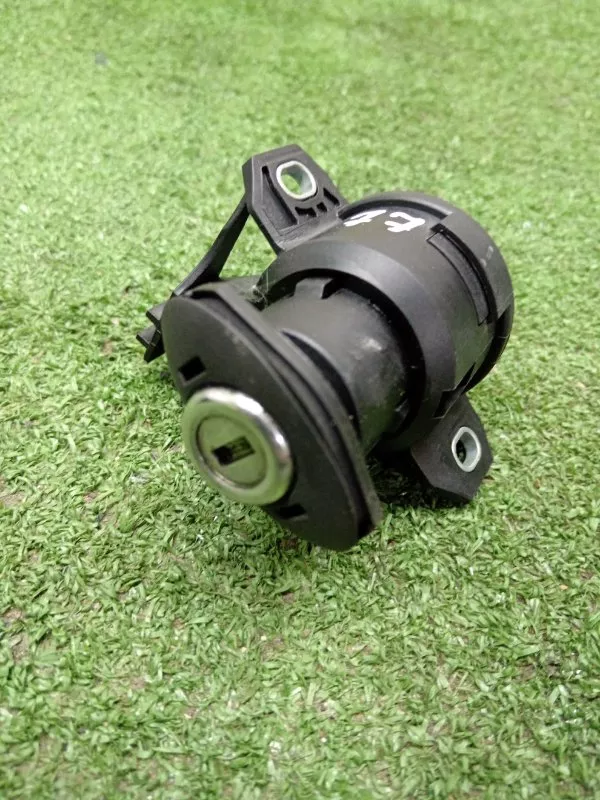 Личинка замка багажника