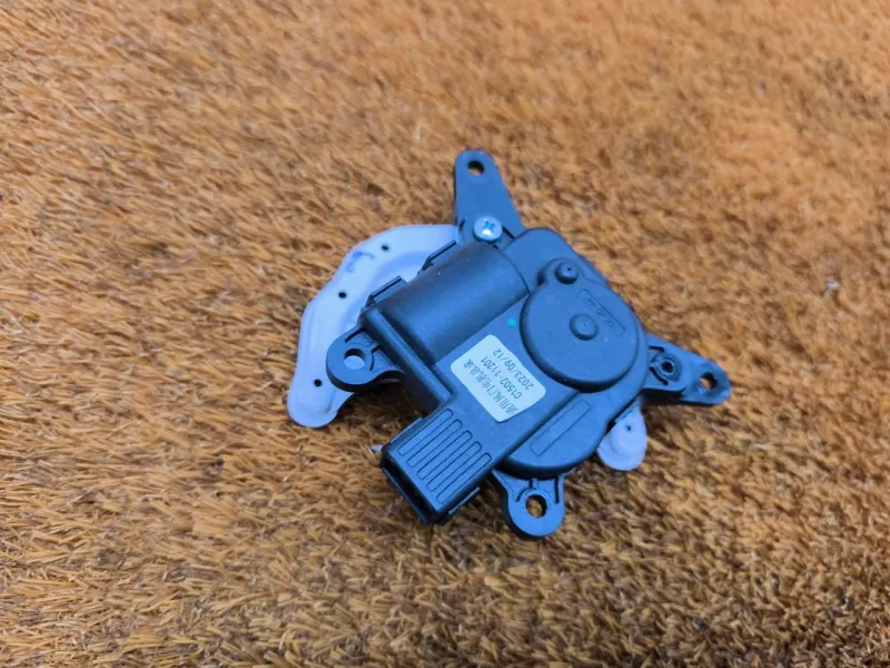 Сервопривод заслонок печки