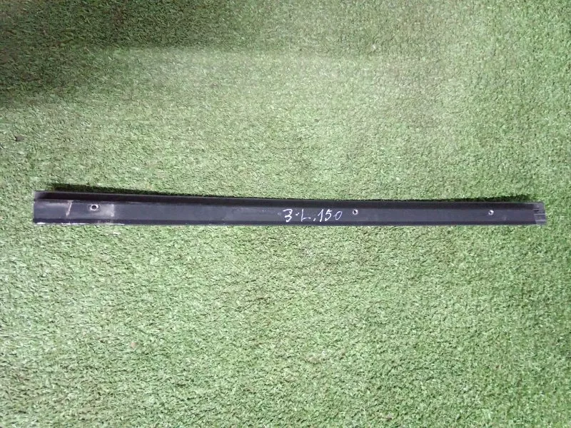 Направляющая стекла двери