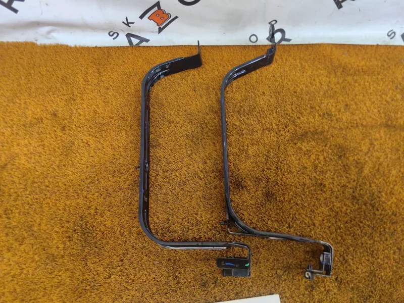 Крепление топливного бака