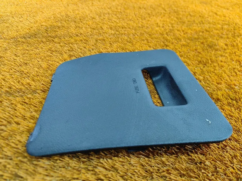 Крышка блока предохранителей