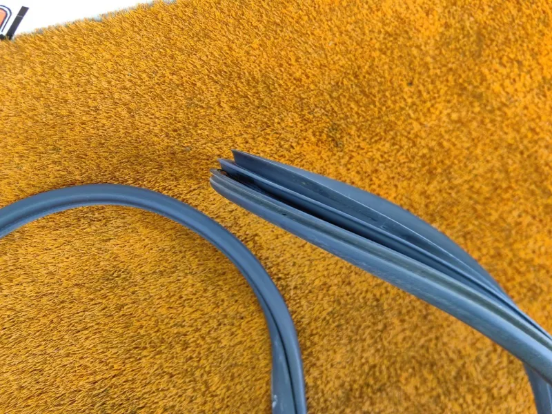 Уплотнитель проема двери