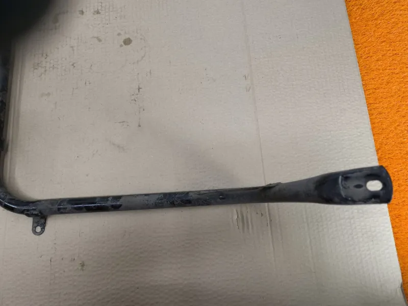 Крепление топливного бака