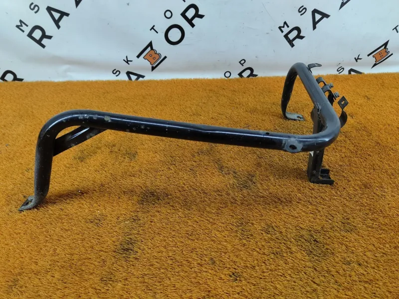 Крепление топливного бака