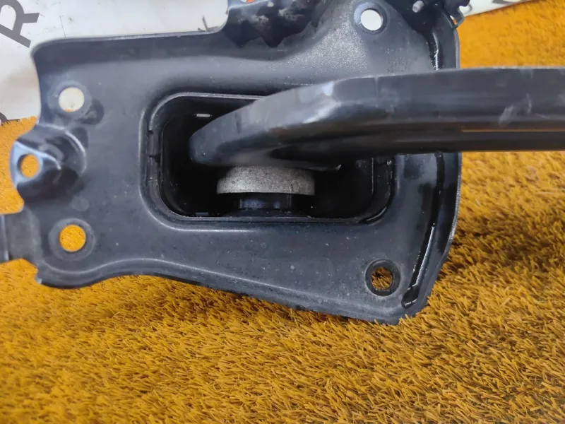 Крепление рычага подвески