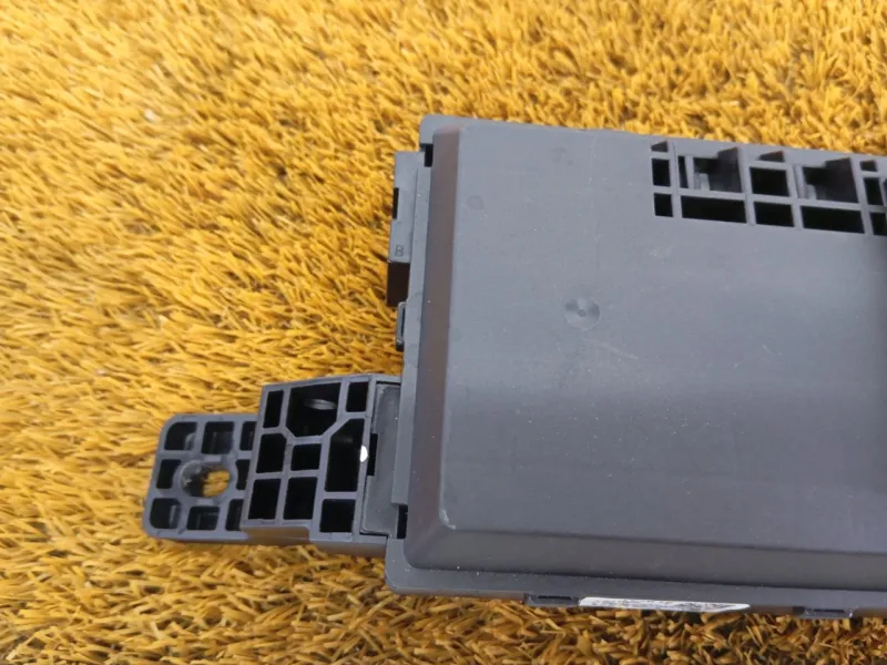 Блок предохранителей салонный