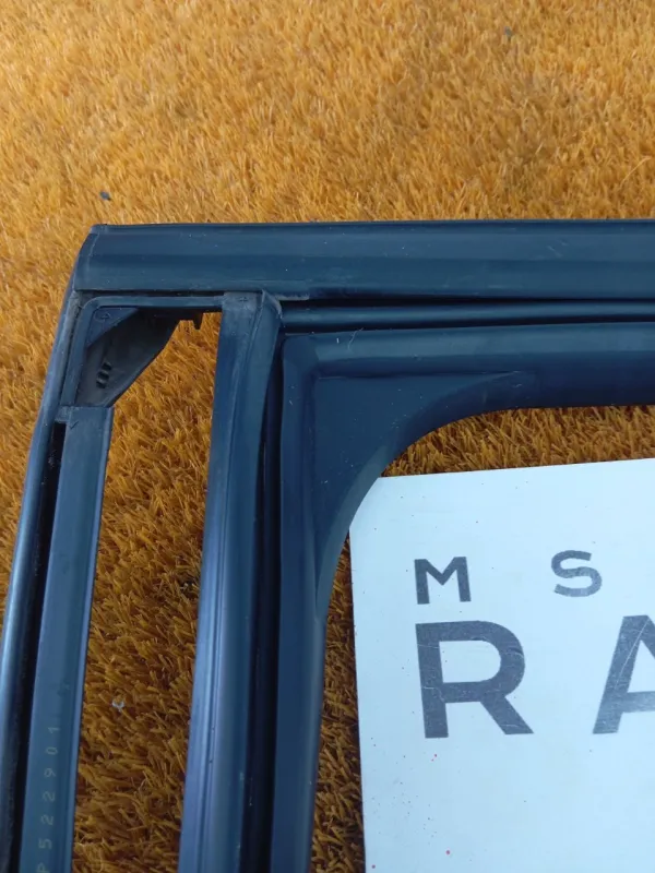 Уплотнитель стекла двери