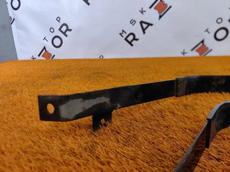 Крепление топливного бака