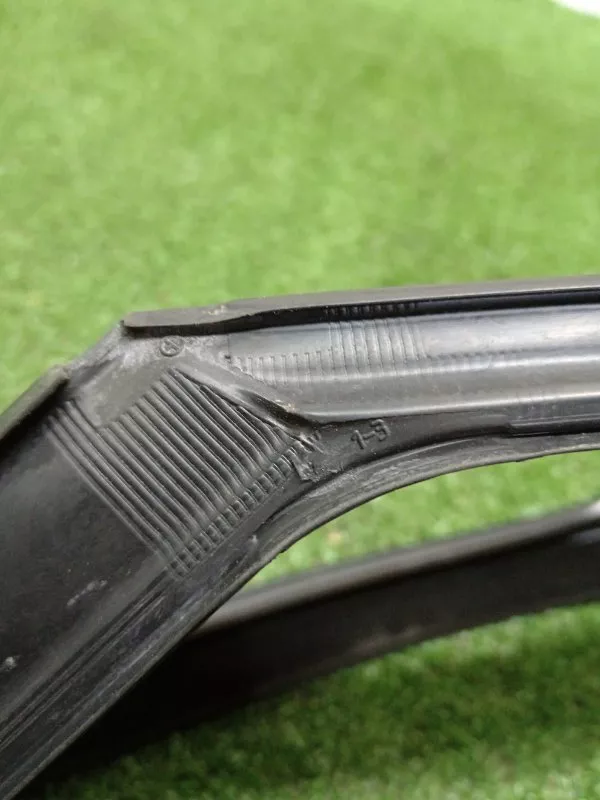 Уплотнитель стекла двери