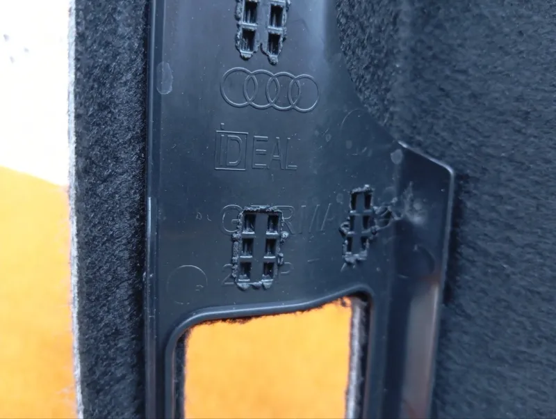 Обшивка крышки багажника