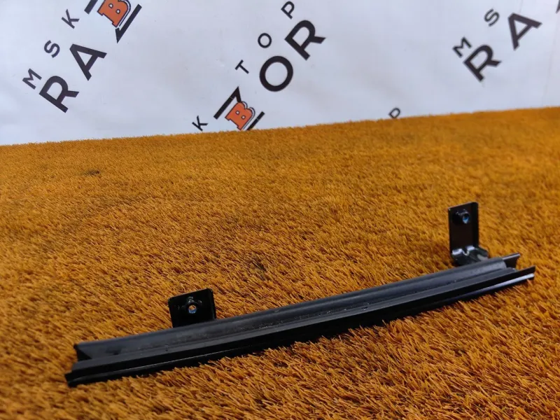 Направляющая стекла двери