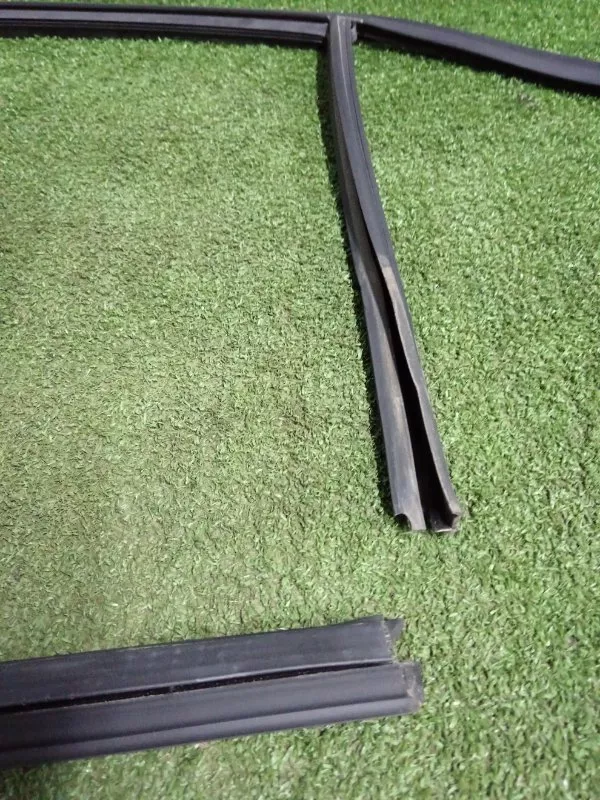 Уплотнитель стекла двери