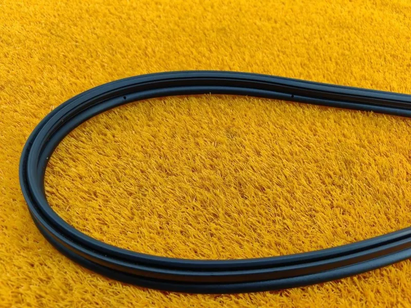 Уплотнитель капота