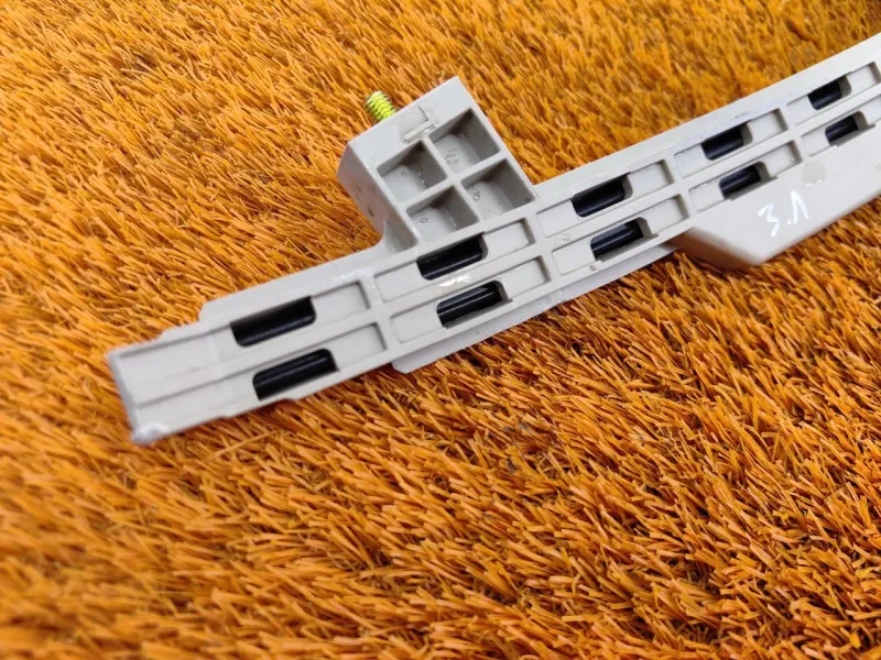 Направляющая стекла двери