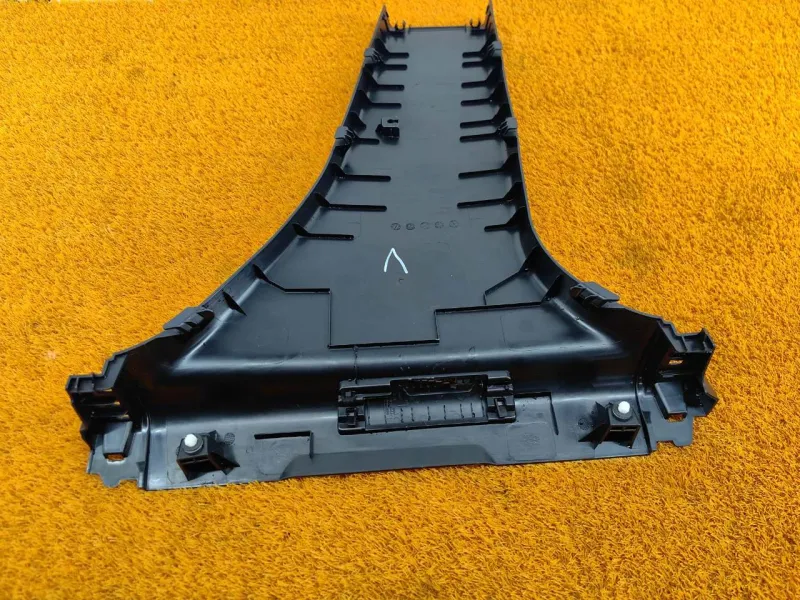 Обшивка центральной стойки