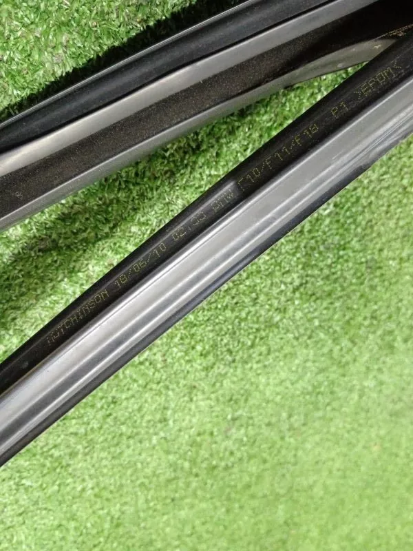 Уплотнитель стекла двери