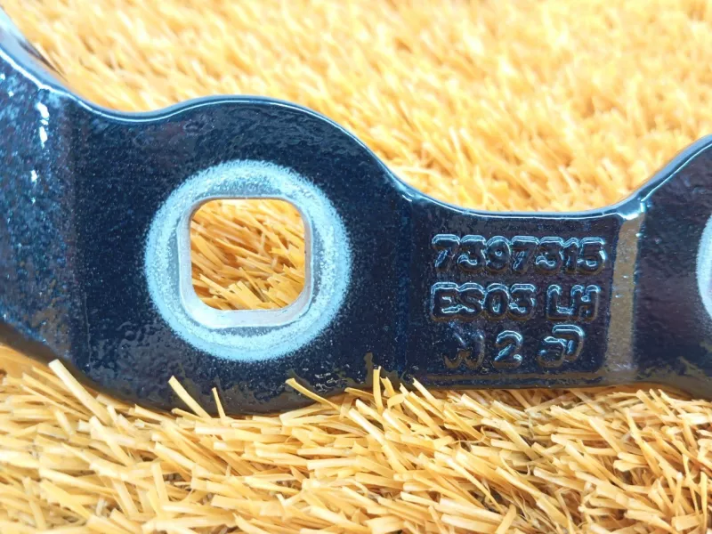 Петля двери багажника