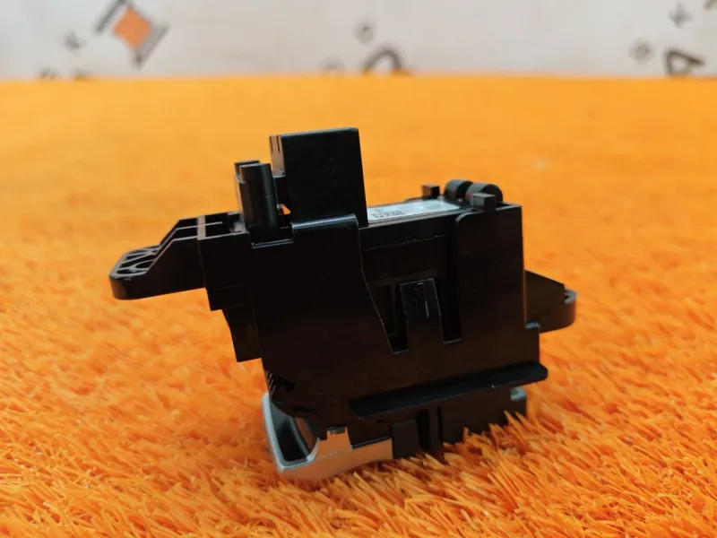 Кнопка стояночного тормоза