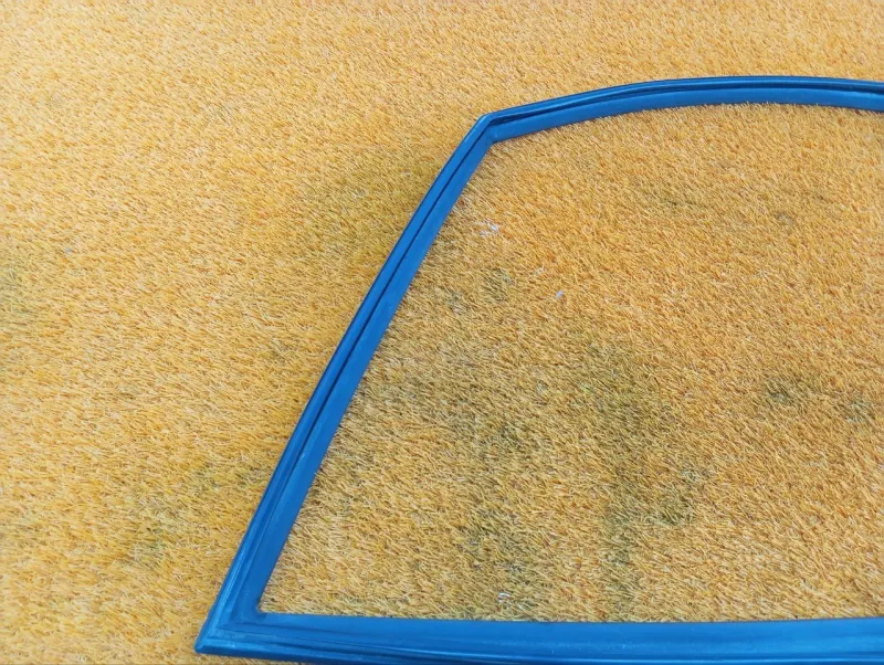 Уплотнитель стекла двери