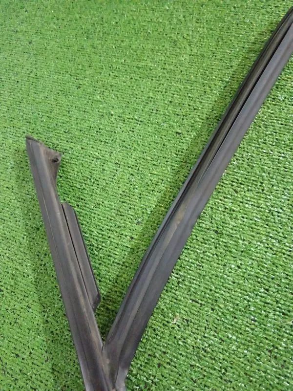 Уплотнитель стекла двери