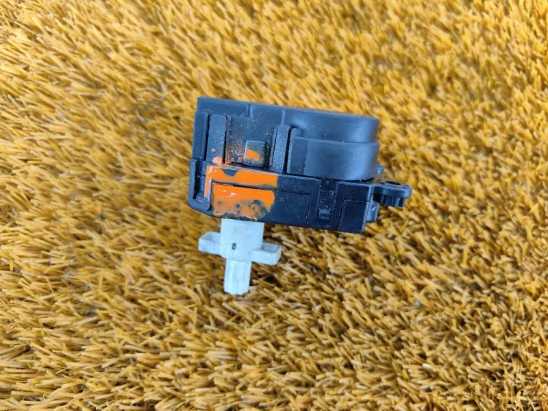 Моторчик заслонки печки