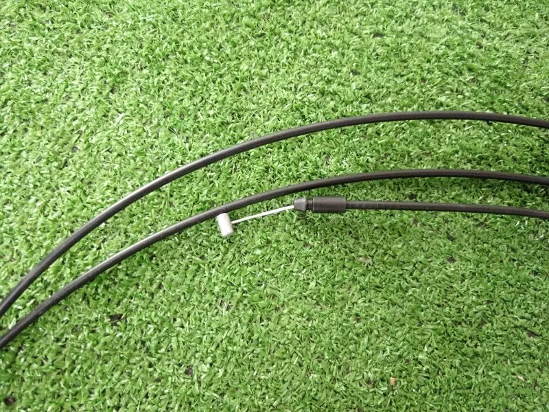 Трос лючка топливного бака