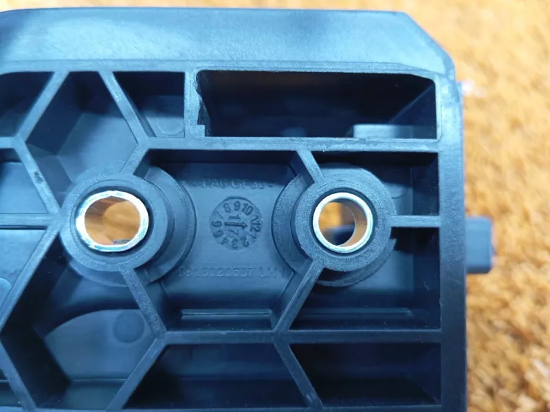 Кронштейн шторки багажника