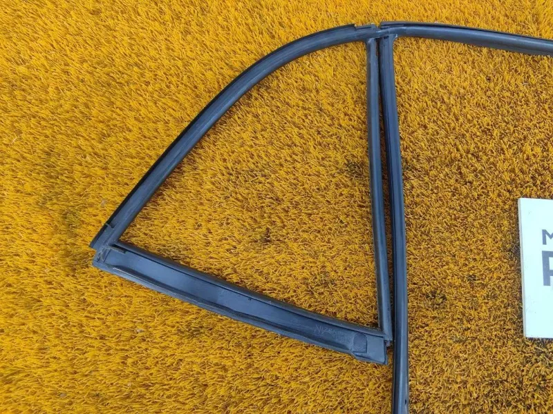 Уплотнитель стекла двери