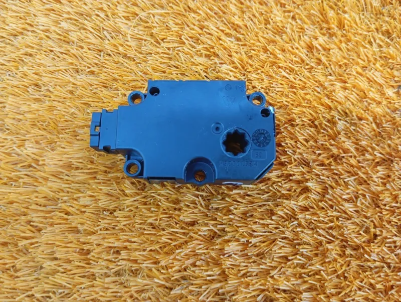 Сервопривод заслонок печки