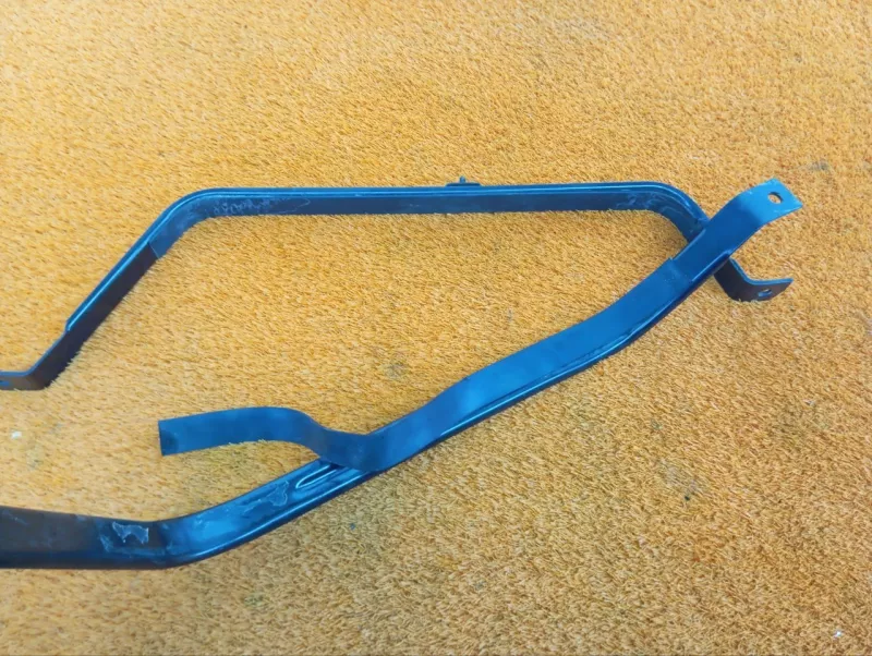 Крепление топливного бака