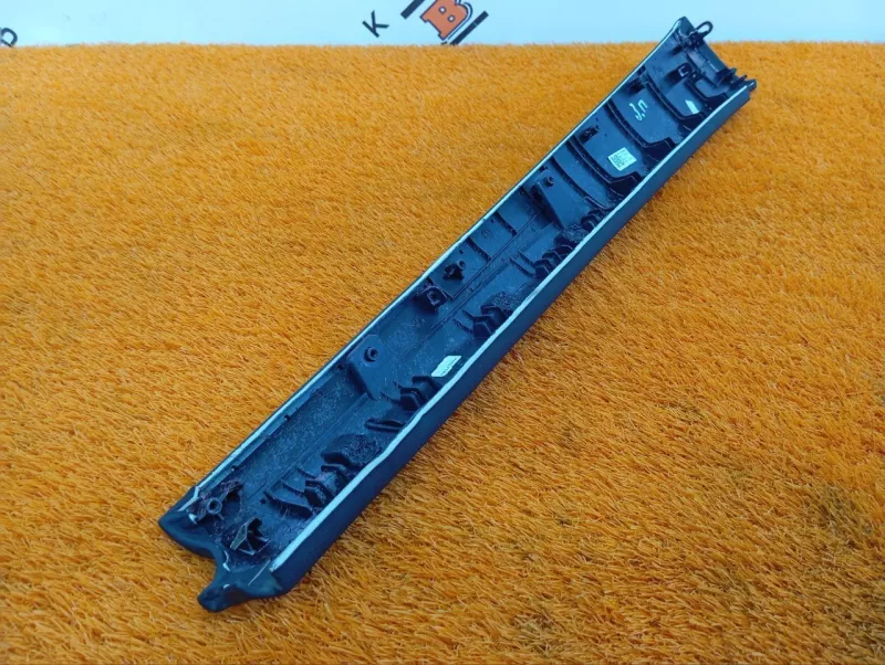 Накладка обшивки двери