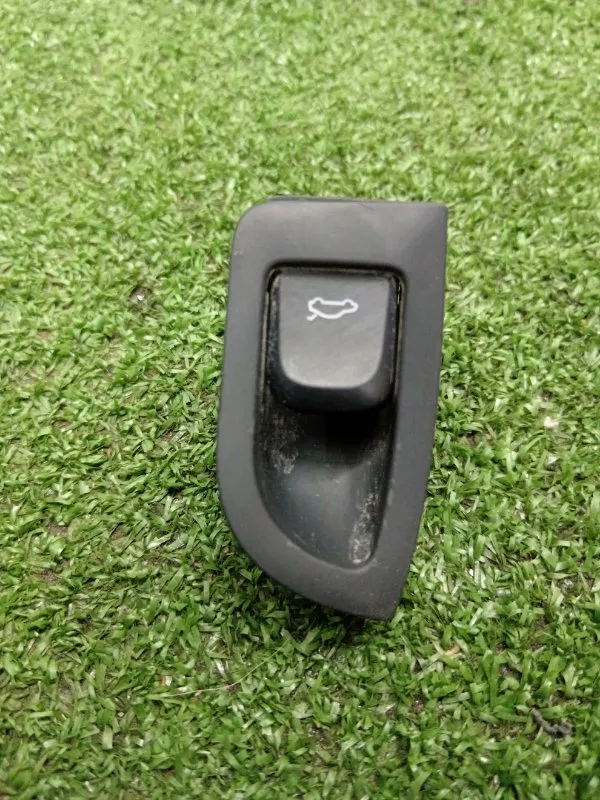 Кнопка открывания багажника