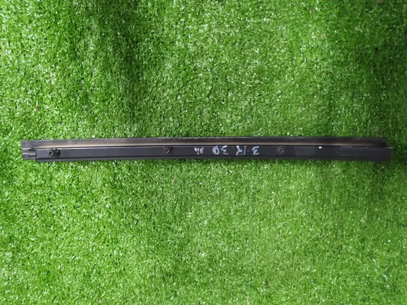 Направляющая стекла двери