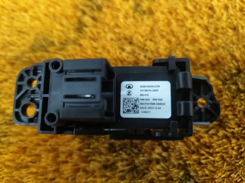 Кнопка стояночного тормоза