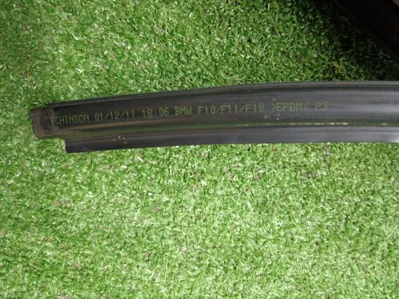 Уплотнитель стекла двери