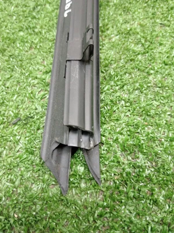 Направляющая стекла двери