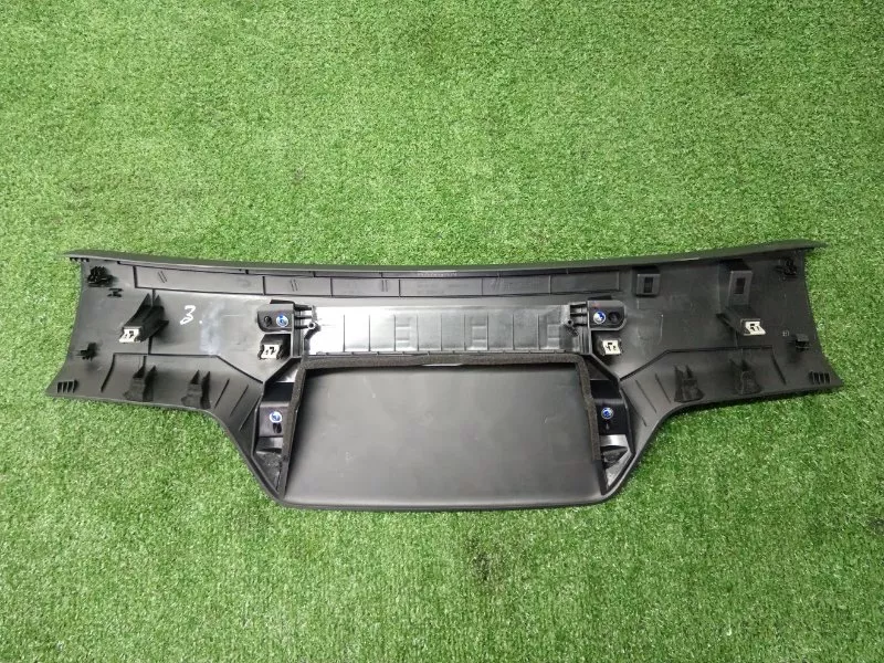 Обшивка двери багажника