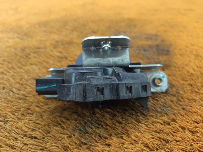 Замок багажника