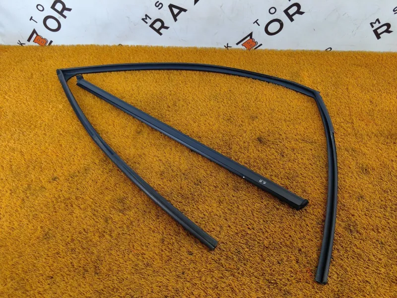 Уплотнитель стекла двери